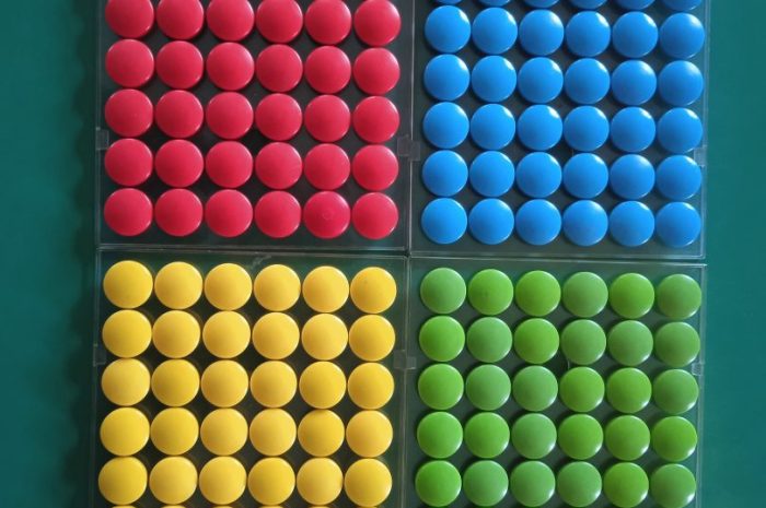 les tout – petits jouent en apprenant les couleurs