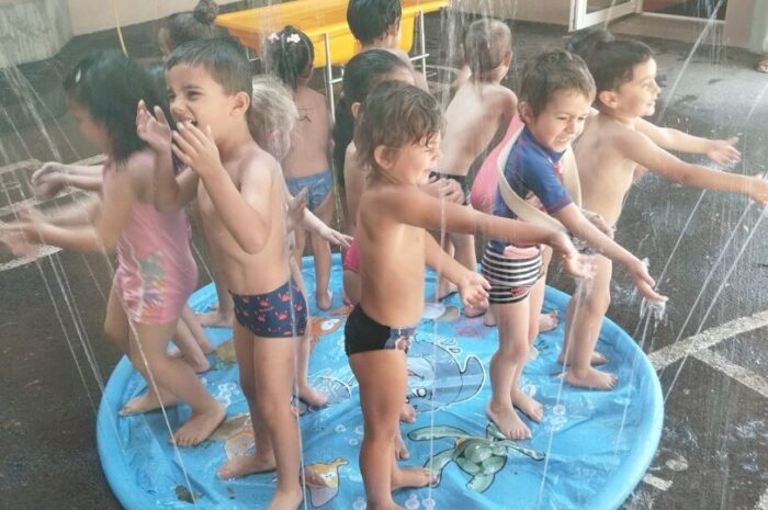 ☀️??️En mode canicule…l&rsquo;école se transforme en parc aquatique!???