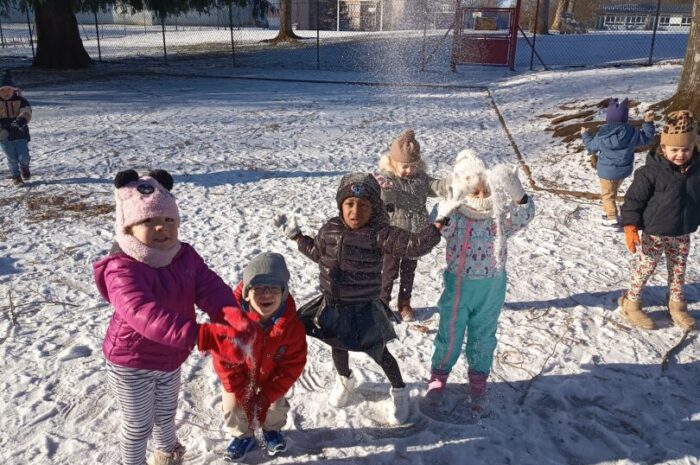❄️Youpi, il y a de plus en plus de neige dans la cour!❄️